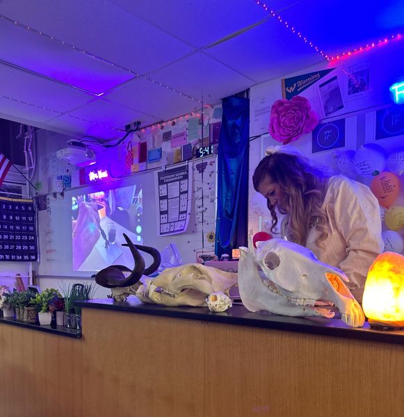 First-year Salem forensic science and veteran biology teacher, Nichole Voss, explains and demonstrates to her class the basics of fingerprint lifting using magnetic powder. Dec. 17, 2024. 