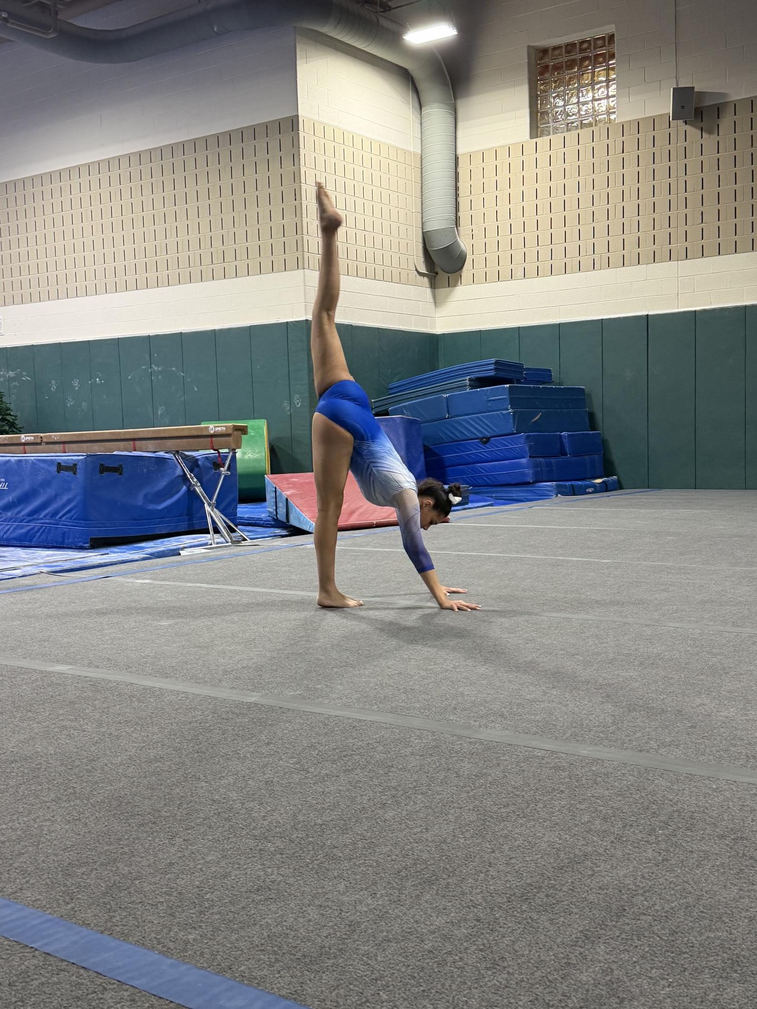 Salem senior Sheridyn Miller performs a lever on floor during a mock meet. November 25, 2025. Photo courtesy of Danielle Pitzer.
